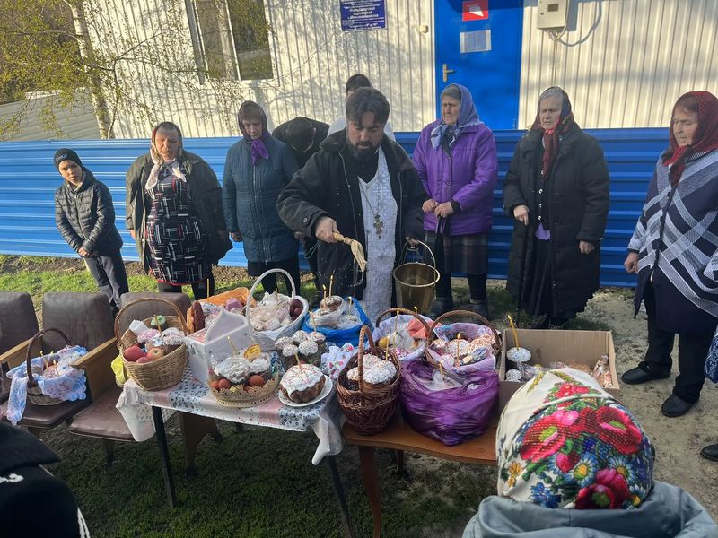 В храме Преображения Господня слободы Лысогорка встретили Пасху