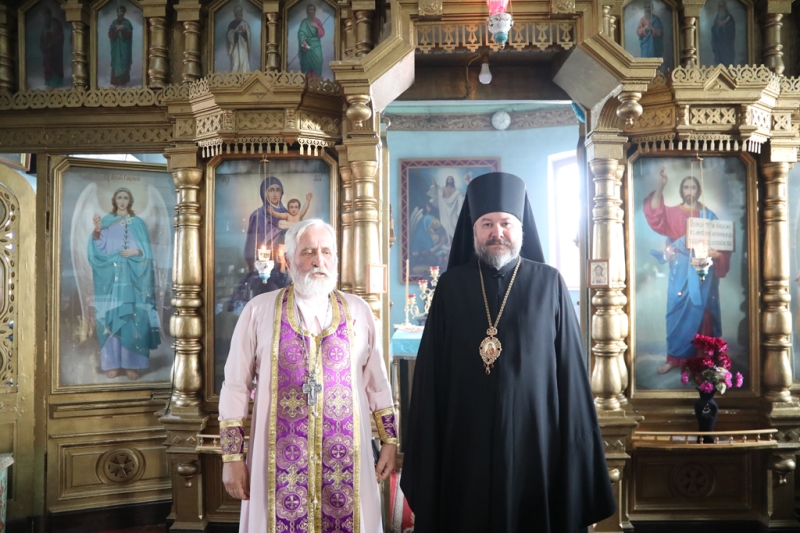 Преосвященнейший епископ Симон поздравил протоиерея Николая Уварова с 40-летием служения и наградил медалью Шахтинской епархии