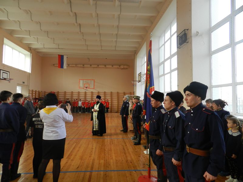 Иерей Симеон Есин благословил юных миллеровцев перед соревнованиями по фланкировке казачьей шашкой