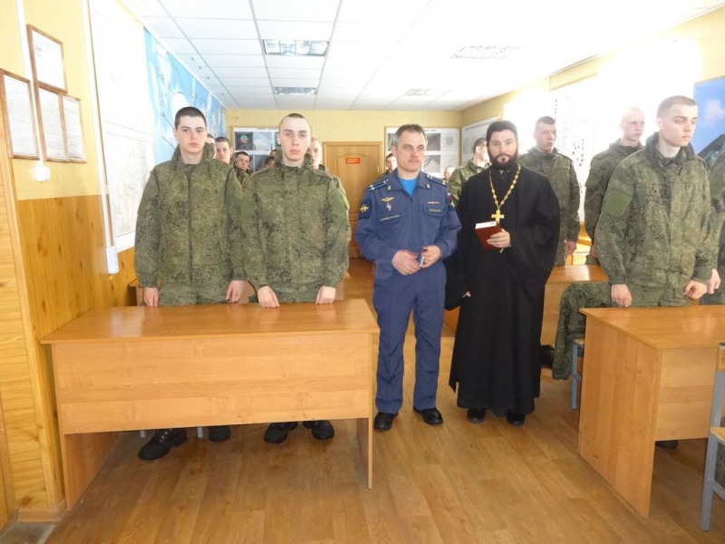 Состоялась встреча священника с военными летчиками воинской летной части г. Миллерово, посвященная православной книге