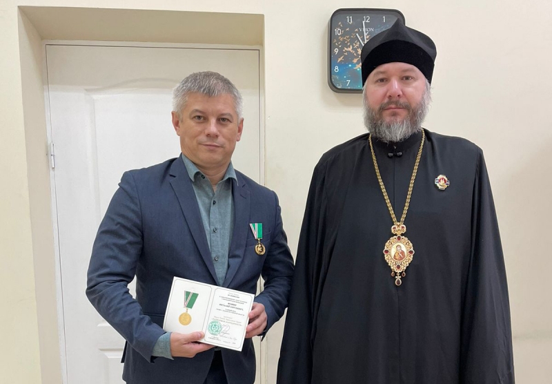 Преосвященнейший епископ Симон вручил Патриаршую награду главному врачу БСМП г. Шахты В.С. Фомину