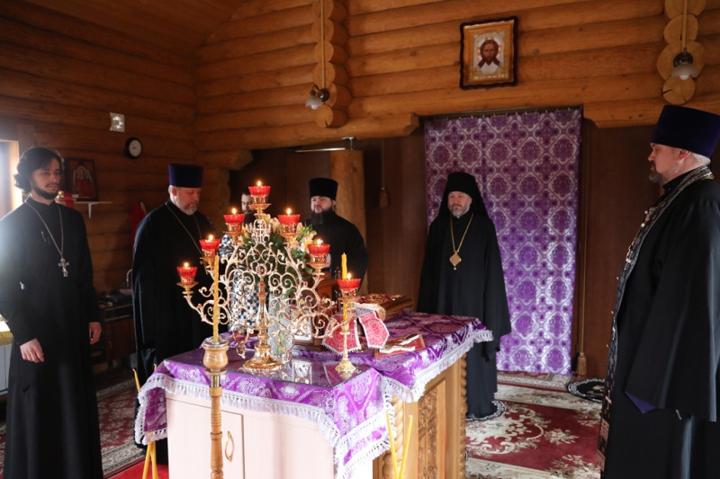 Преосвященнейший епископ Симон совершил Литургию Преждеосвященных Даров в храме апостола Андрея Первозванного города Каменск-Шахтинский