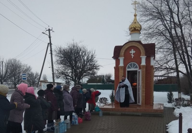В праздник Крещения Господня в поселке Веселая Бахмутовка иеромонах Варнава (Максименко) совершил чин освящения воды