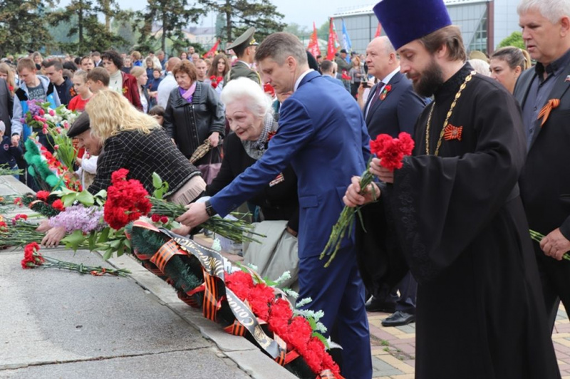 Благочинный Александровск-Грушевского округа принял участие в общегородском митинге в честь Дня Победы