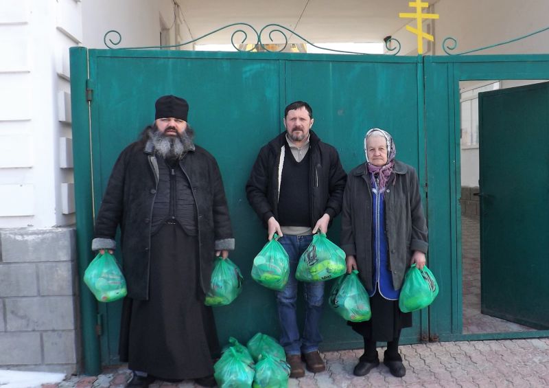 Настоятель Смоленского храма станицы Шумиленской иерей Александр Туховский посетил нуждающихся станицы Вешенской и Еланской