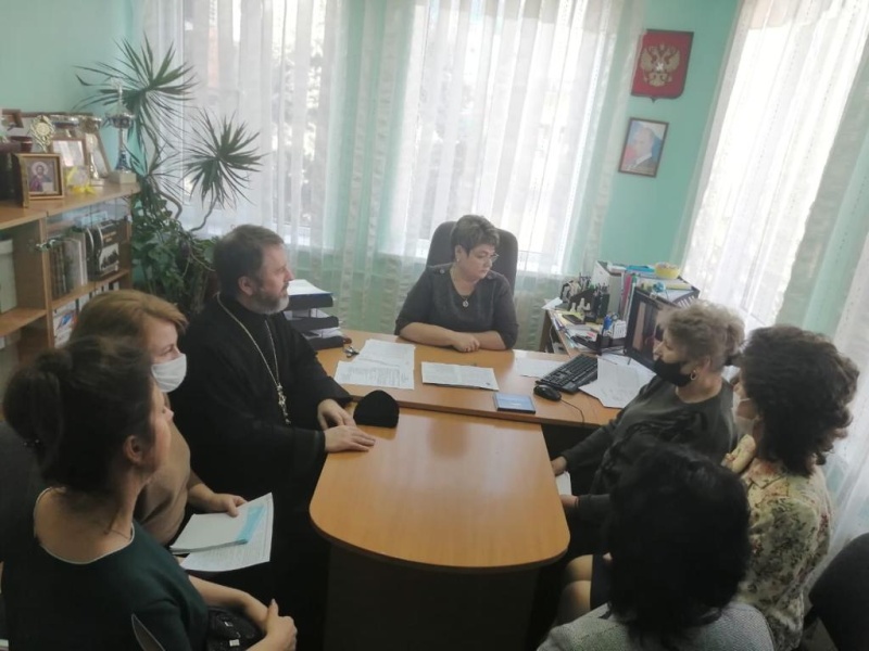Протоиерей Александр Маштанов и специалист по религиозному образованию приняли участие в совещании Отдела образования Багаевского района