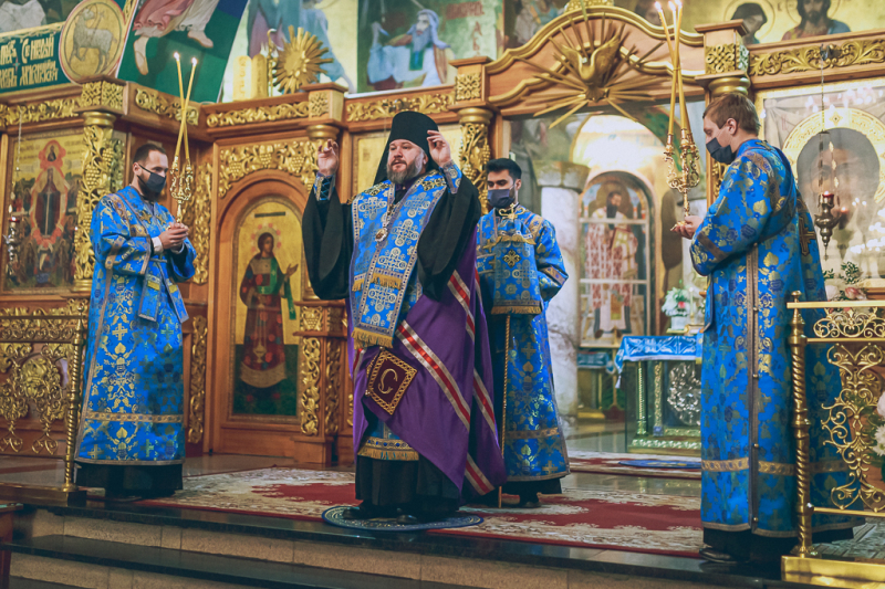 Накануне праздника Введения во Храм Пресвятой Богородицы Преосвященнейший епископ Симон совершил всенощное бдение в Покровском кафедральном соборе г. Шахты