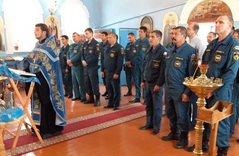 В храме станицы Боковской иерей Александр Левчик совершил молебен перед иконой Божией Матери Неопалимая Купина