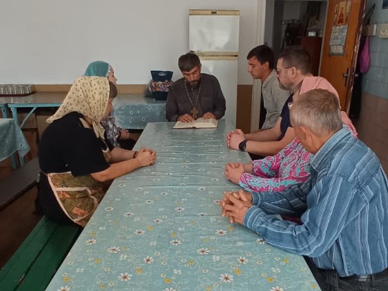 При храме в честь святителя Николая Чудотворца поселка Аютинский проходят регулярные беседы по Священному Писанию 