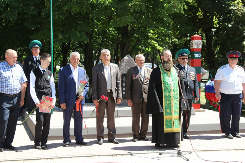 В день пограничника в г. Миллерово на аллее Шолохова был торжественно открыт и освящен памятник, посвященный 100-летнему юбилею Пограничной службы России