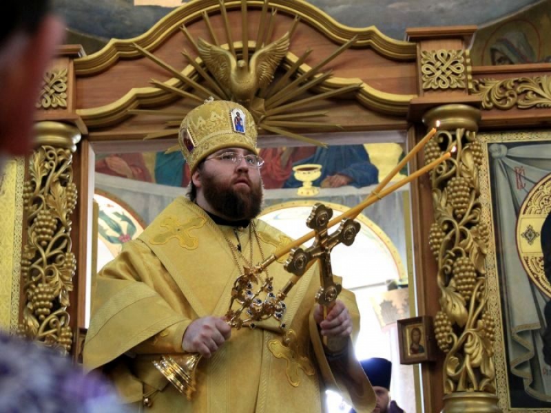 В Великий четверг Страстной седмицы преосвященнейший епископ Игнатий совершил Литургию в Покровском кафедральном соборе г. Шахты