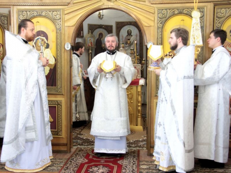 В Троицкую родительскую субботу епископ Симон совершил Божественную литургию в храме Архистратига Михаила г. Новошахтинска