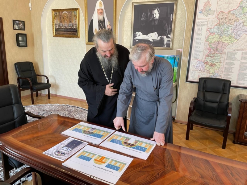 Преосвященнейший епископ Симон и иерей Павел Лукошкин обсудили проект росписи храма в честь Святой Троицы хутора Волченский