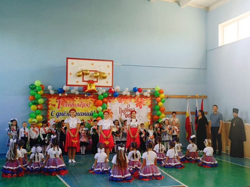 Духовенство Нижнедонского благочиния приняло участие в праздничных линейках в школах Октябрьского района   