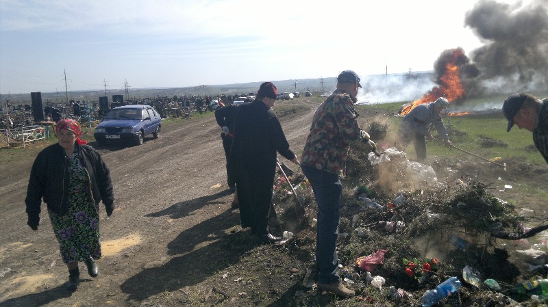 Приход Державного храма г. Донецка выступил организатором в уборке городского кладбища