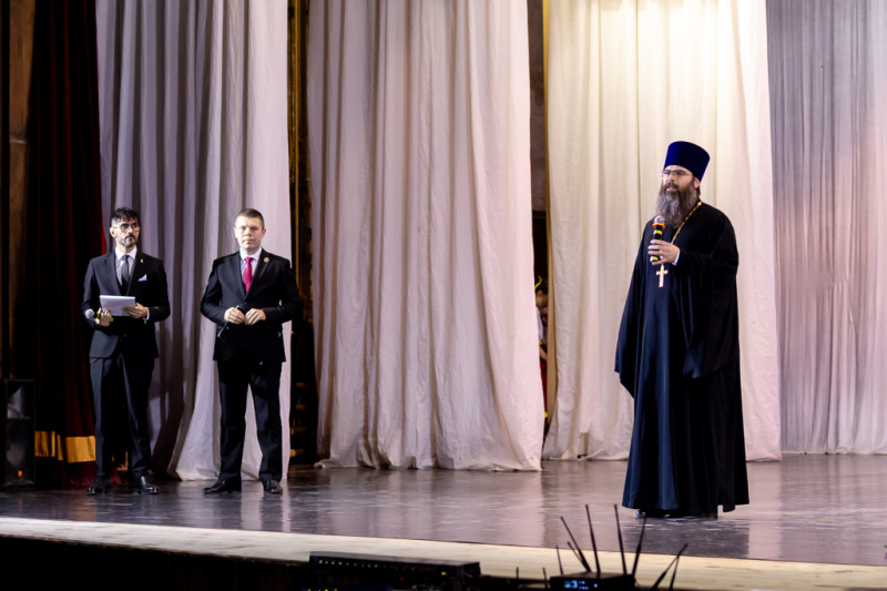 Благочинный Александровск-Грушевского округа принял участие в праздничном мероприятии, посвященном Дню матери