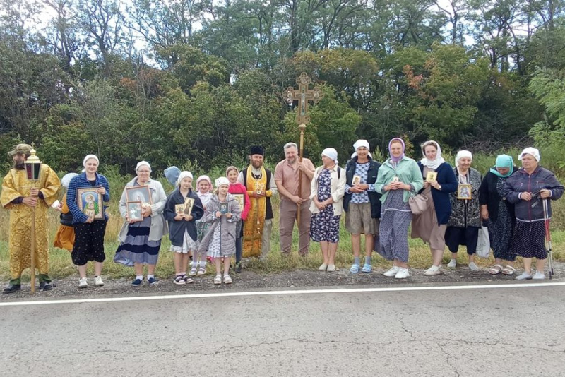 Крестный ход в 13 км состоялся в Миллеровском районе в честь святителя Тихона Задонского   