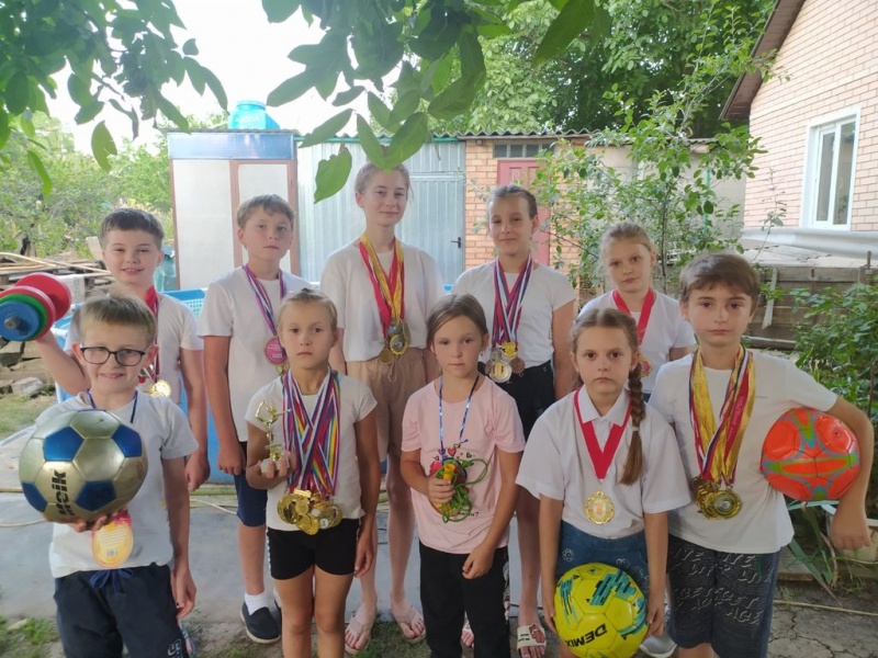 Воспитанники воскресной школы «Благовест» при храме Архистратига Михаила пос. Каменоломни приняли участие во Всероссийском музыкальном флэшмобе в поддержку российских спортсменов