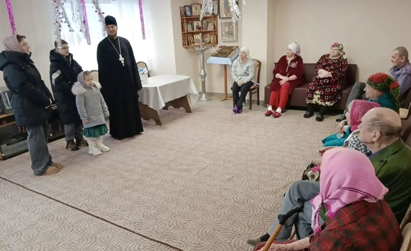 В Боковской поздравили постояльцев приюта для пожилых с Рождеством Христовым