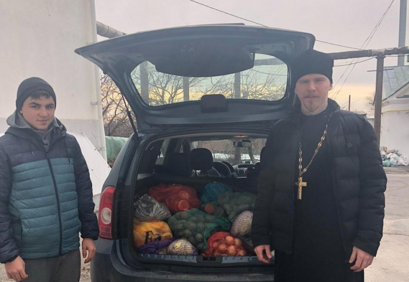 По благословению Преосвященнейшего епископа Симона, духовенство Донецкого округа собрало продукты питания на нужды Донской духовной семинарии