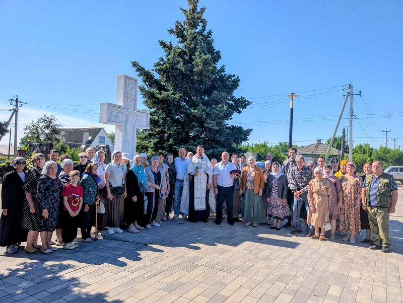 Панихида у поклонного креста в День Памяти и Скорби в станице Вешенской