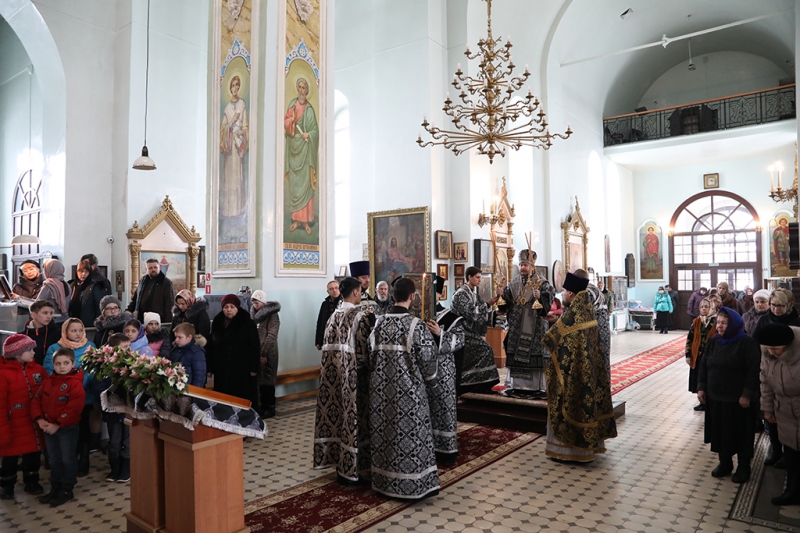 В четверг пятой седмицы Великого поста Преосвященнейший епископ Симон совершил Божественную литургию Преждеосвященных Даров в Успенском храме Донецкого Архиерейского подворья ст. Гундоровской