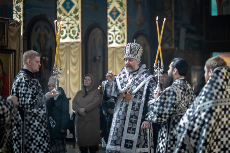 В день памяти великомученика Феодора Тирона Преосвященнейший епископ Симон совершил Литургию в Покровском кафедральном соборе города Шахты