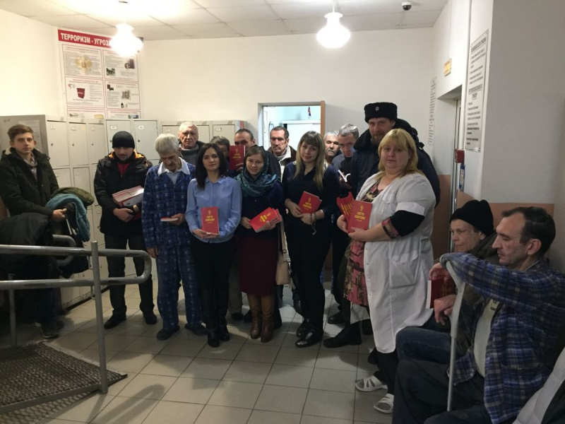 Участники Молодежного совета Шахтинской епархии и волонтеры группы «Быть добру» посетили ГБУСОН РО «КСЦ» г. Шахты