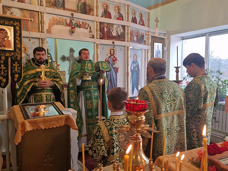 В храме Святого Духа хутора Грачев Чернышевского благочиния соборным богослужением отметили день празднования памяти святого благоверного великого князя Александра Невского