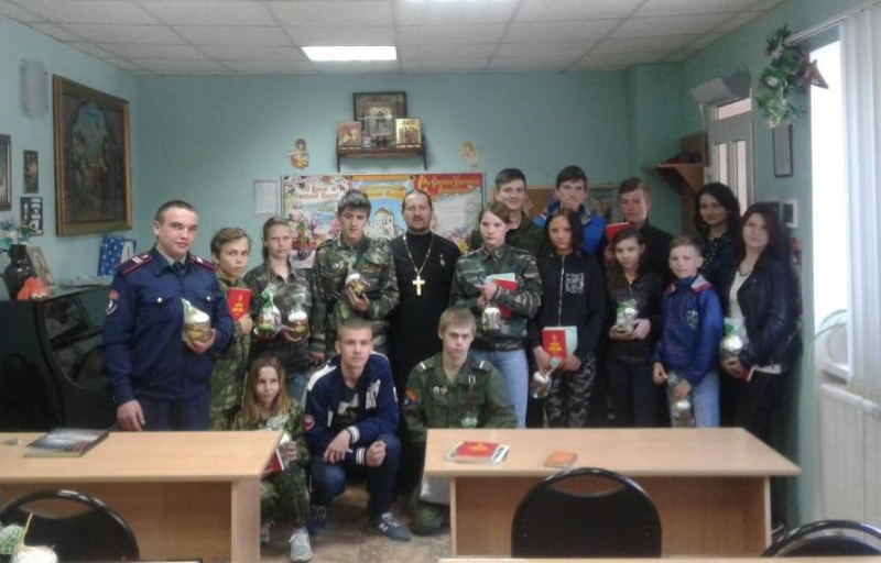 На территории прихода Покрова Пресвятой Богородицы г. Шахты состоялась встреча настоятеля храма протоиерея Михаила Борисенко с казаками детско-молодежной организации «Донцы», духовником которой он является