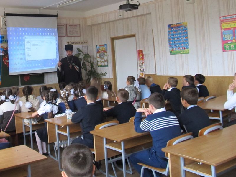 Председатель епархиального отдела по миссионерскому служению провел беседу со школьниками о событиях на Дону, случившихся 100 лет назад
