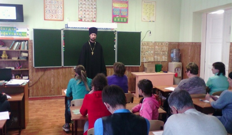 Священник Александровск-Грушевского благочиния принял участие в родительском собрании средней школы города Шахты
