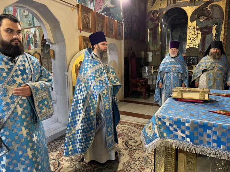 Соборное богослужение духовенства в Покровском кафедральном соборе города Шахты