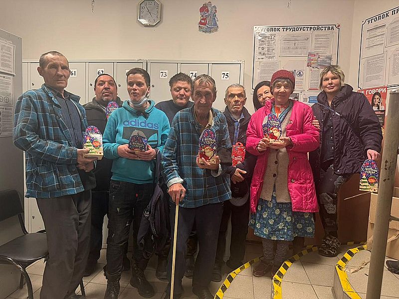 Прихожане Покровского кафедрального собора города Шахты посетили Комплексный социальный центр с подарками