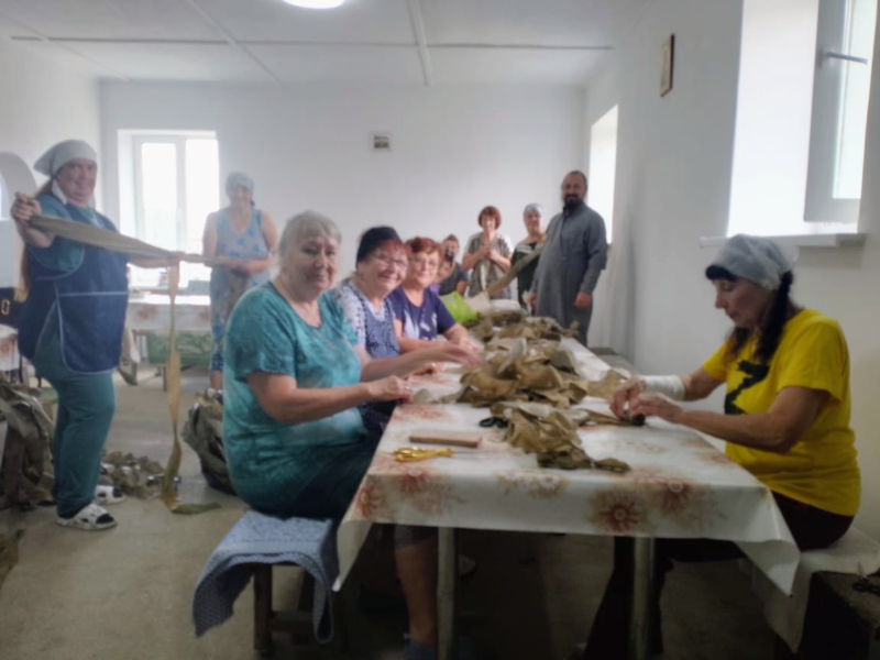 В храме Архистратига Михаила села Первомайского готовят ленты для маскировочных сетей