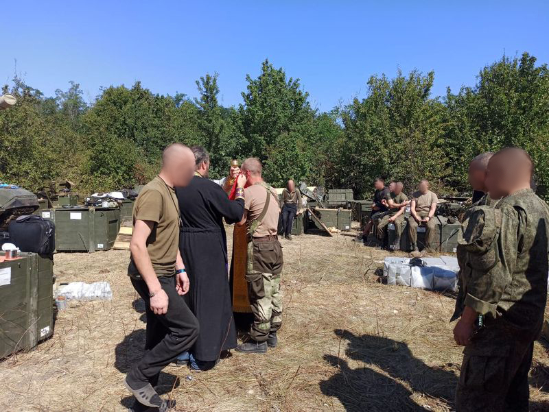 Таинства Крещения и Причастия воинов совершили священнослужители Шахтинской епархии