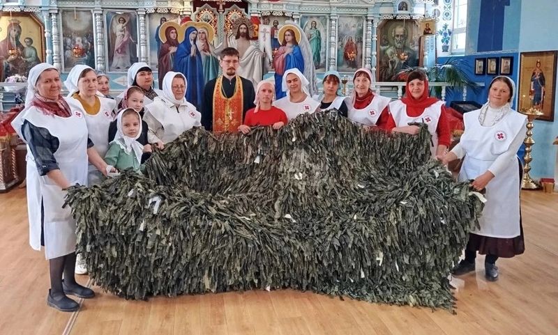 Добровольцы храма поселка Каменоломни сплели свою 100-ю маскировочную сеть для бойцов СВО