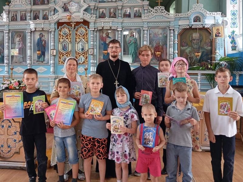 В храме Архистратига Михаила поселка Каменоломни состоялось награждение участников конкурса детских рисунков ко Дню семьи, любви и верности