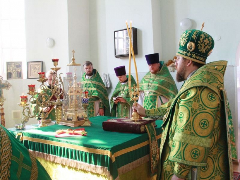 В день отдания праздника Пятидесятницы епископ Игнатий совершил Литургию в Покровском храме г. Каменск-Шахтинский
