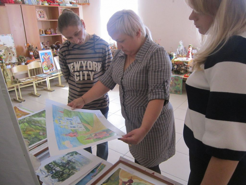 В духовно-просветительском центре прошел отборочный этап художественных работ детского творческого конкурса «Божий дар 2018»