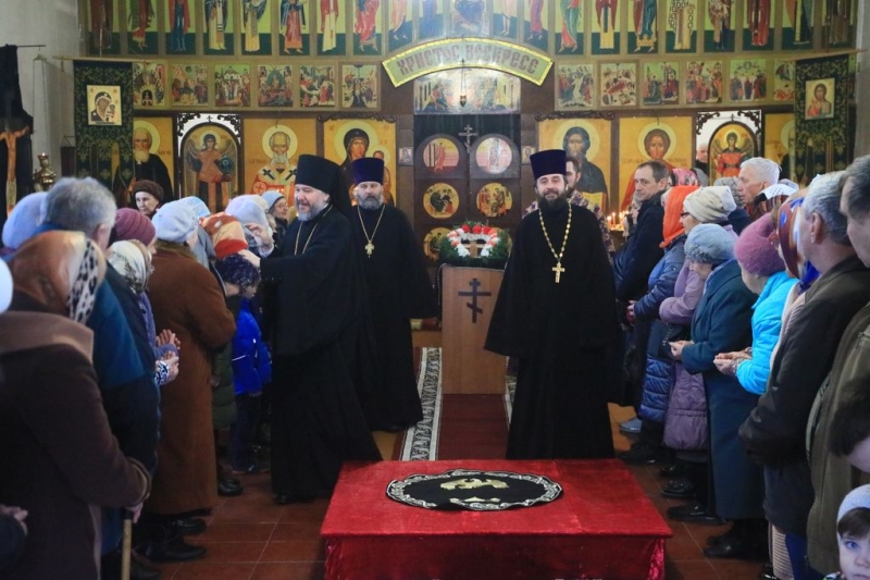 В Неделю Крестопоклонную Преосвященнейший епископ Симон совершил воскресную Божественную литургию в храме великомученика Пантелеимона пос. Майский