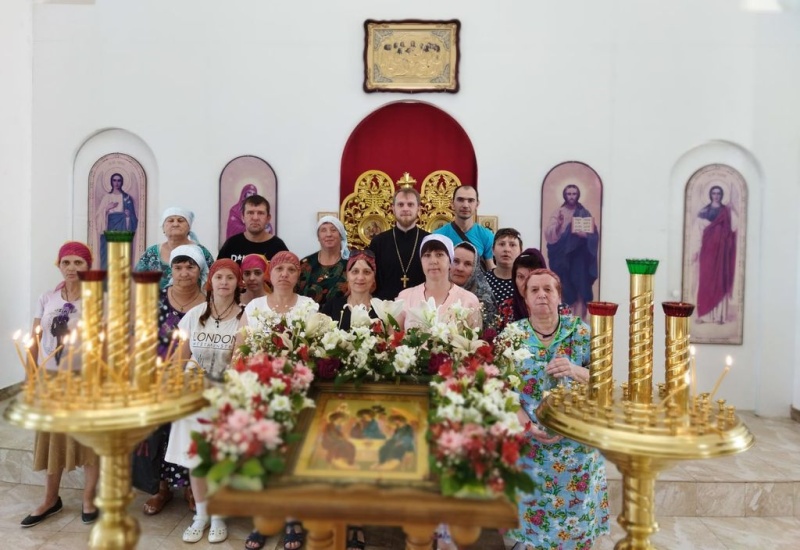 Получатели социальных услуг Зверевского психоневрологического интерната посетили храм Святителя Николая Чудотворца г. Зверево