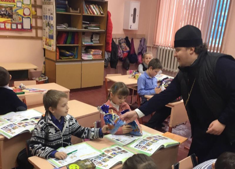 Настоятель Успенского храма станицы Калитвенской иерей Игорь Лосев посетил станичную школу