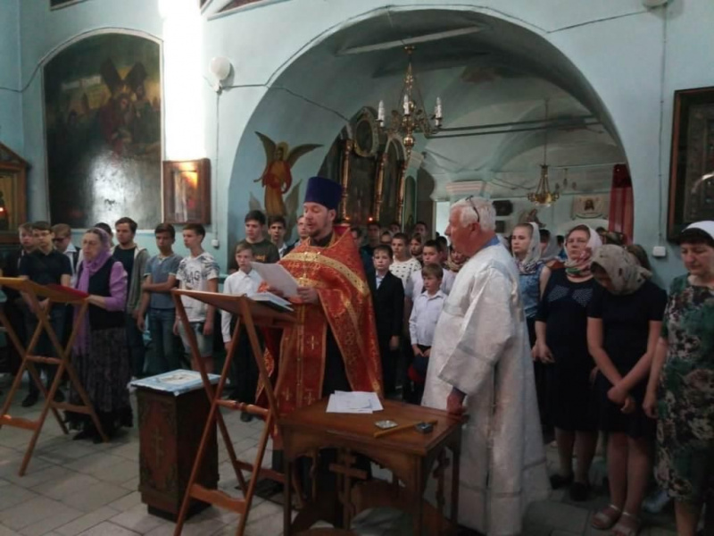 В храме Архистратига Михаила станицы Вешенской учащиеся старших классов и преподаватели Шолоховской гимназии и церковно-приходской школы собрались для совместной молитвы