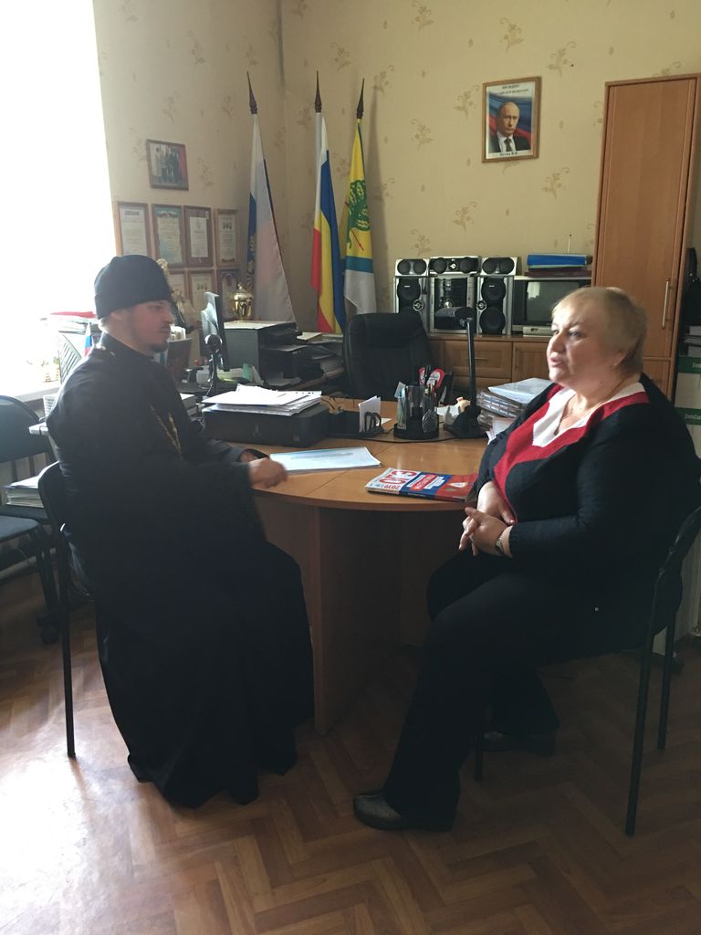 Иеромонах Никон (Синюшкин) обсудил с директором школы № 6 г. Красный Сулин проведение уроков духовности для учителей и учеников