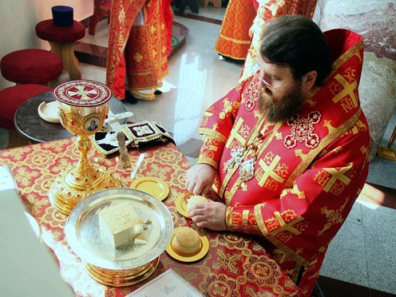 Епископ Игнатий совершил Божественную литургию в Покровском кафедральном соборе г. Шахты