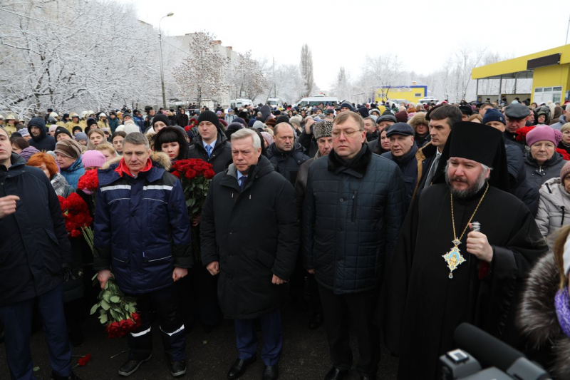 По погибшим от взрыва бытового газа в городе Шахты совершена панихида. Губернатор области, епископ Шахтинский и Миллеровский Симон и сотни горожан возложили цветы рядом с местом трагедии