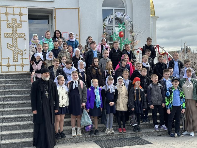 Учащиеся 4-й школы Миллерово посетили храм великомученика Пантелеимона на Светлой седмице