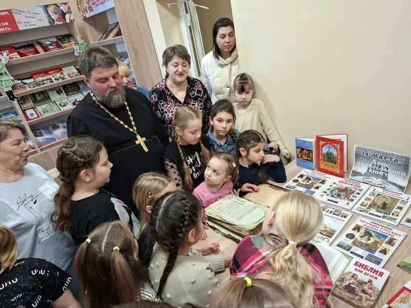 Встреча с историей и верой: в библиотеке станицы Кривянской отметили День православной книги