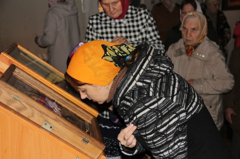 В храме блаженной Ксении Петербургской г. Шахты пребывают миро и икона Николая Чудотворца с частицей его мощей